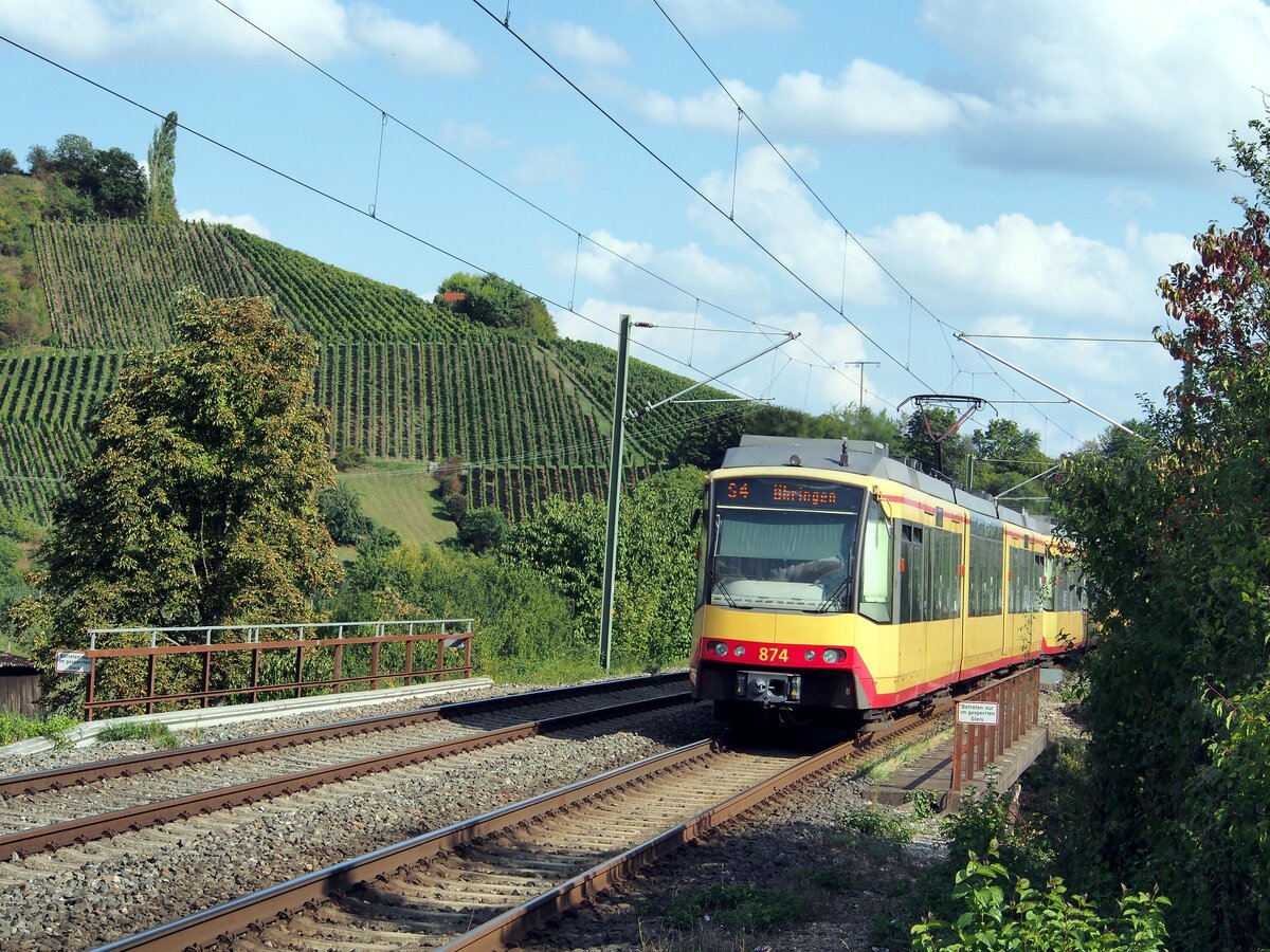 Regionalstrecke und Stadtverkehr, Heilbronn - Karlsruhe, GT 8-100 DM2S Nr.874 von Dwag Baujahr 2000, bei Slzbach an 09.09.2015.