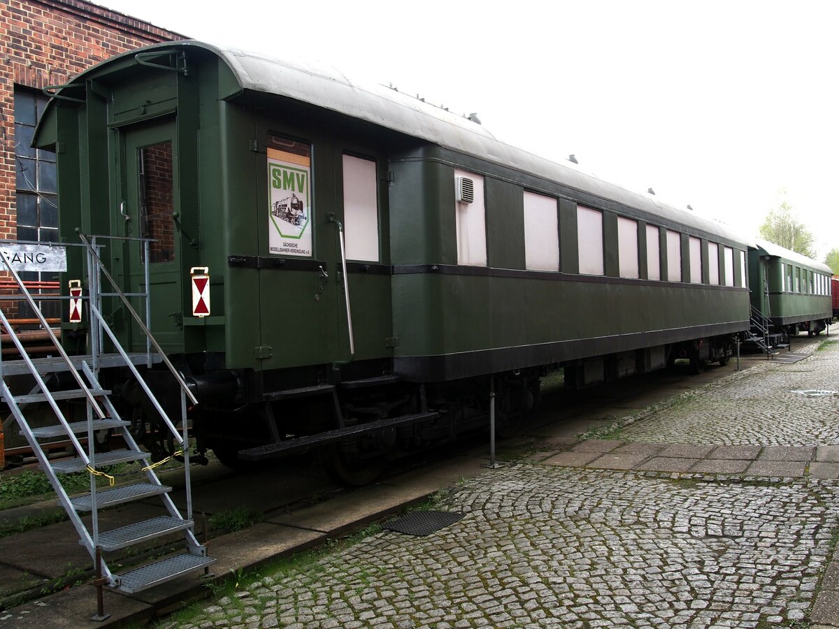 Reisezugwagen ehemals E 30, jetzt mit der Modellbahnanlage des Sächsischen Eisenbahnmuseums in Chemnitz am 19.04.2017.