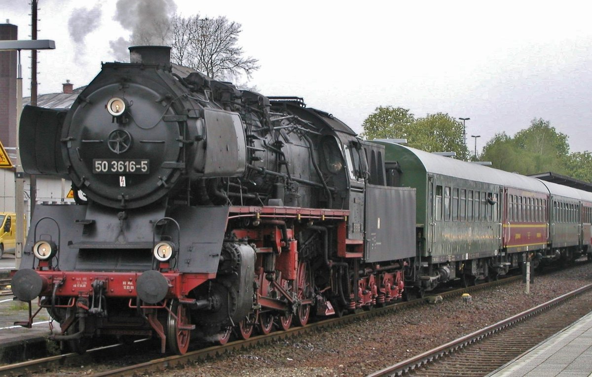 Reko-Dampfross 50 3616 steht mit ein Pendelzug in Neuenmarkt-Wirsberg am 22 Mai 2010.