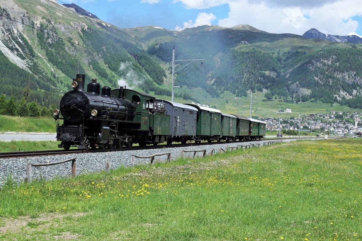 Rhtische Bahn
Bahnvestival Samedan und Pontresina vom 9./10. Juni 2018.
Dampfzug mit G 4/5 108 mit Baujahr 1904 auf der Fahrt nach Pontresina am 9. Juni 2018.
Foto: Walter Ruetsch
