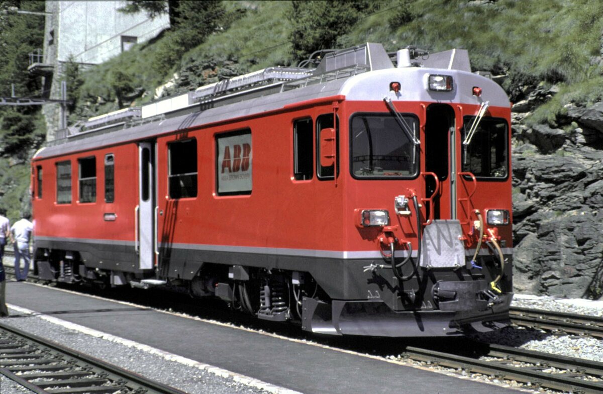 RhB ABe 4/4 Nr.56 mit Defekt bei der Überführung in Alp Grüm im August 1990.