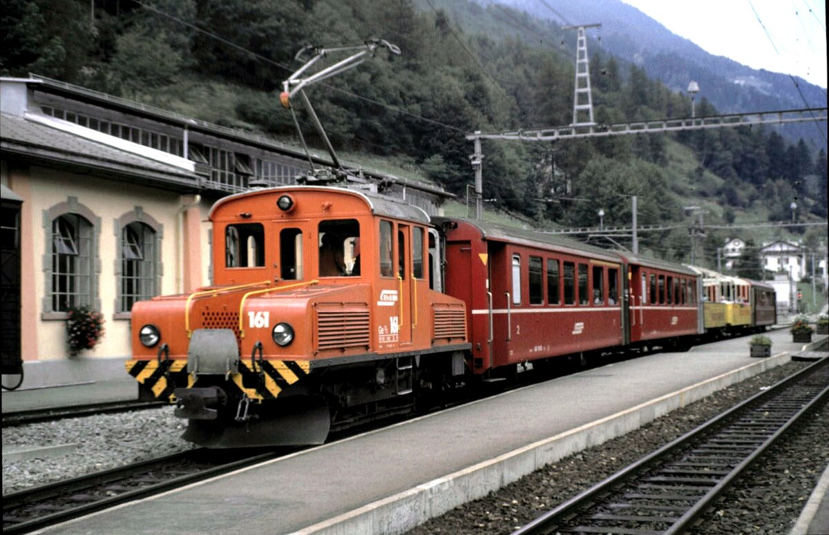 RhB Ge 2/2 Nr.161  Eselein  mit onderzug in Poschiavo im August 1990.