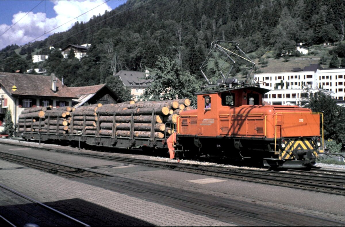 RhB Ge 2/4 Nr.213 rangiert mit Holzwagen in Ilanz im August 1990.