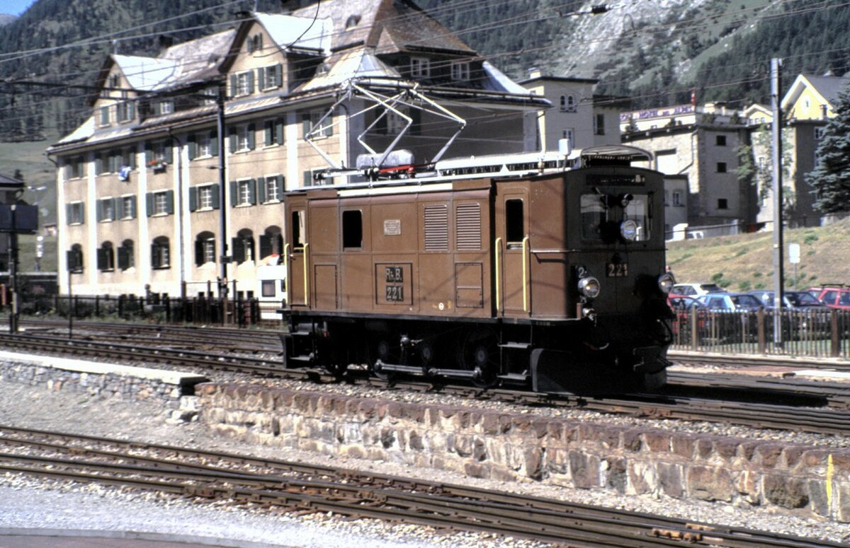 RhB Ge 2/4 Nr.221 in Samedan im Oktober 1991.