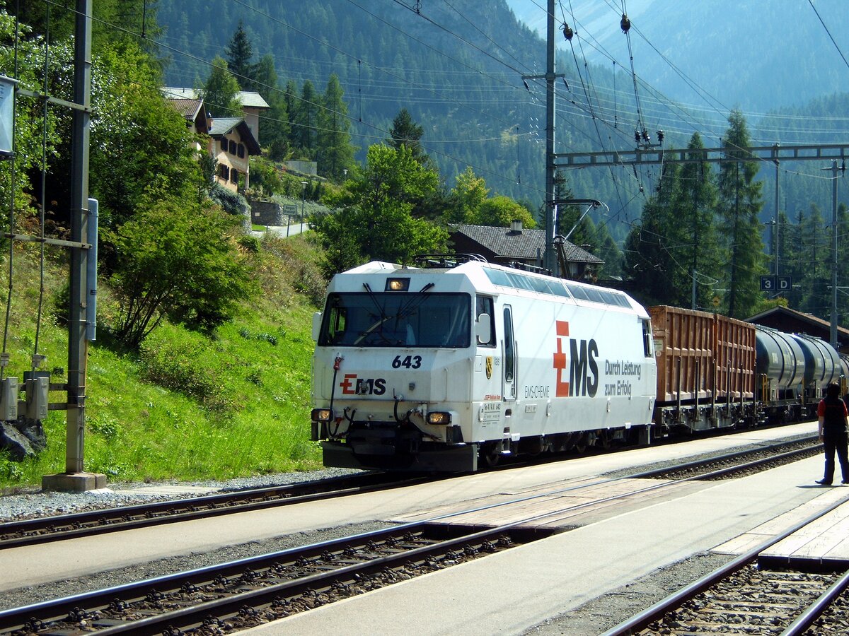 RhB Ge 4/ III Nr.643 mit Werbung EMS mit gemischtem Güterzug in Bergün am 08.09.2005.