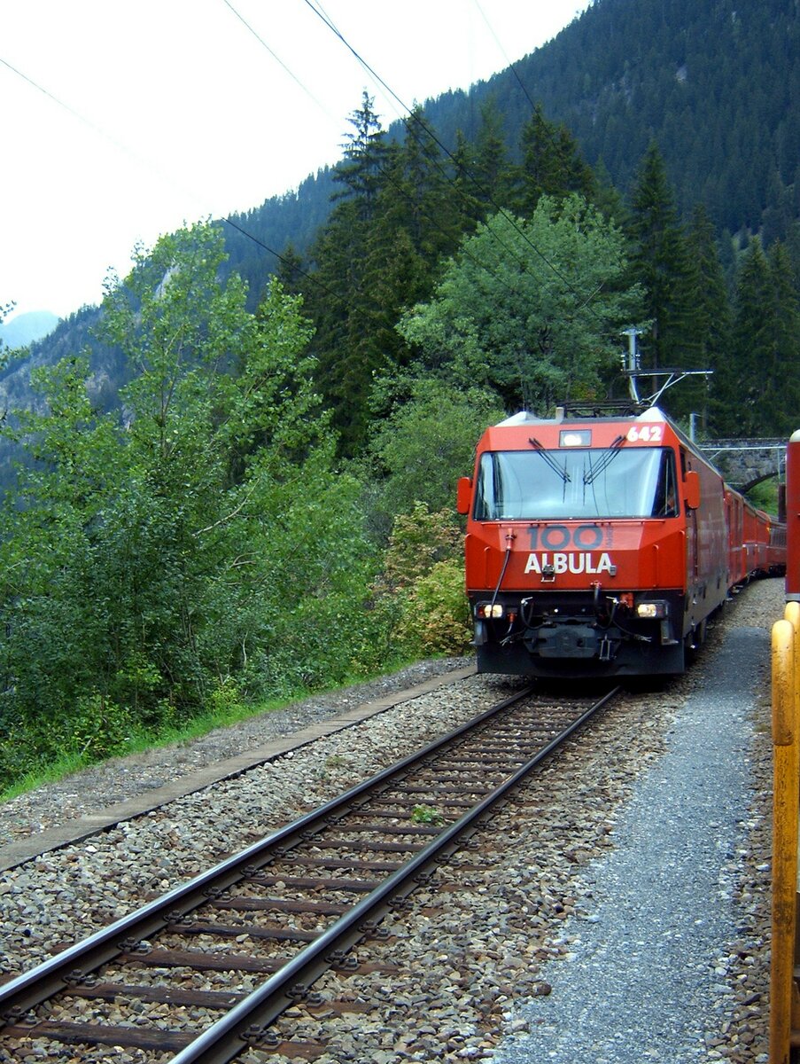 RhB Ge 4/4 III Nr.642 kreuzt den Railraiderzug mit Ge 6/6 II Nr.704 in Stugl/Stuls am 03.09.2006.