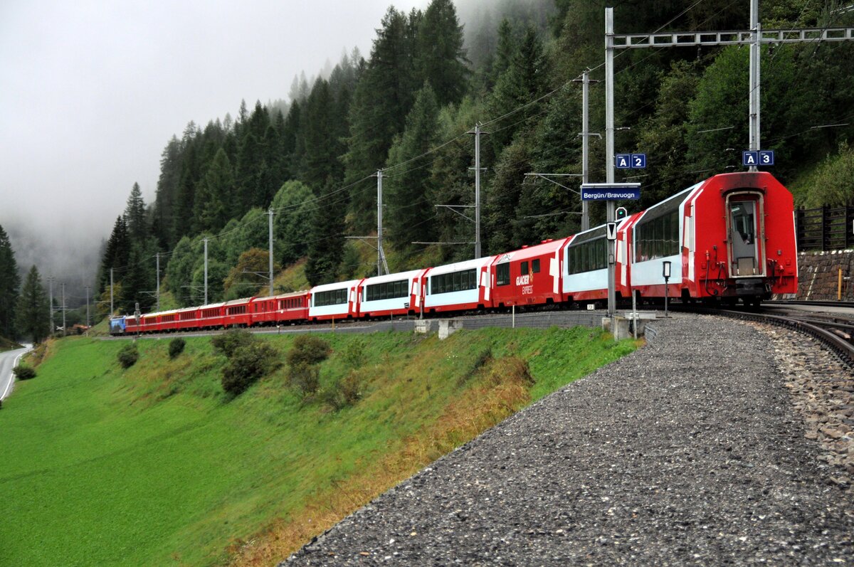 RhB Ge 4/4 III Nr.647 mit Werbung Swisscanto Bank mit langem Personenzug in Bergün am 29.08.2009.