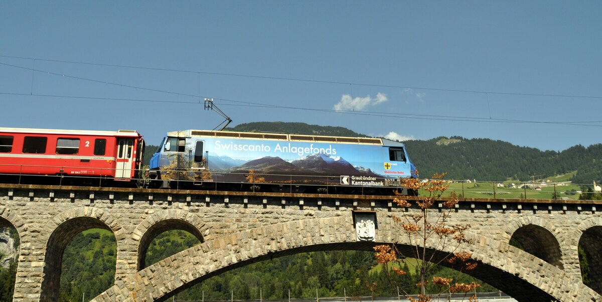 RhB Ge 4/4 III Nr.647 mit Werbung für Swissconto Anlagenfonds der Graubündner Kantonalbank auf der Solisbrücke in Graubünden am 15.08.2009.