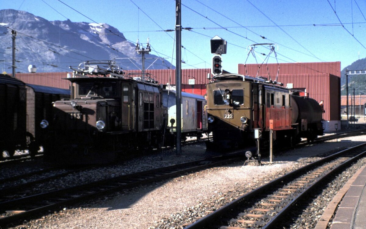 RhB Ge 6/6 I Nr.413 und Ge 2/4 Nr.222 in Samedan im August 1990.