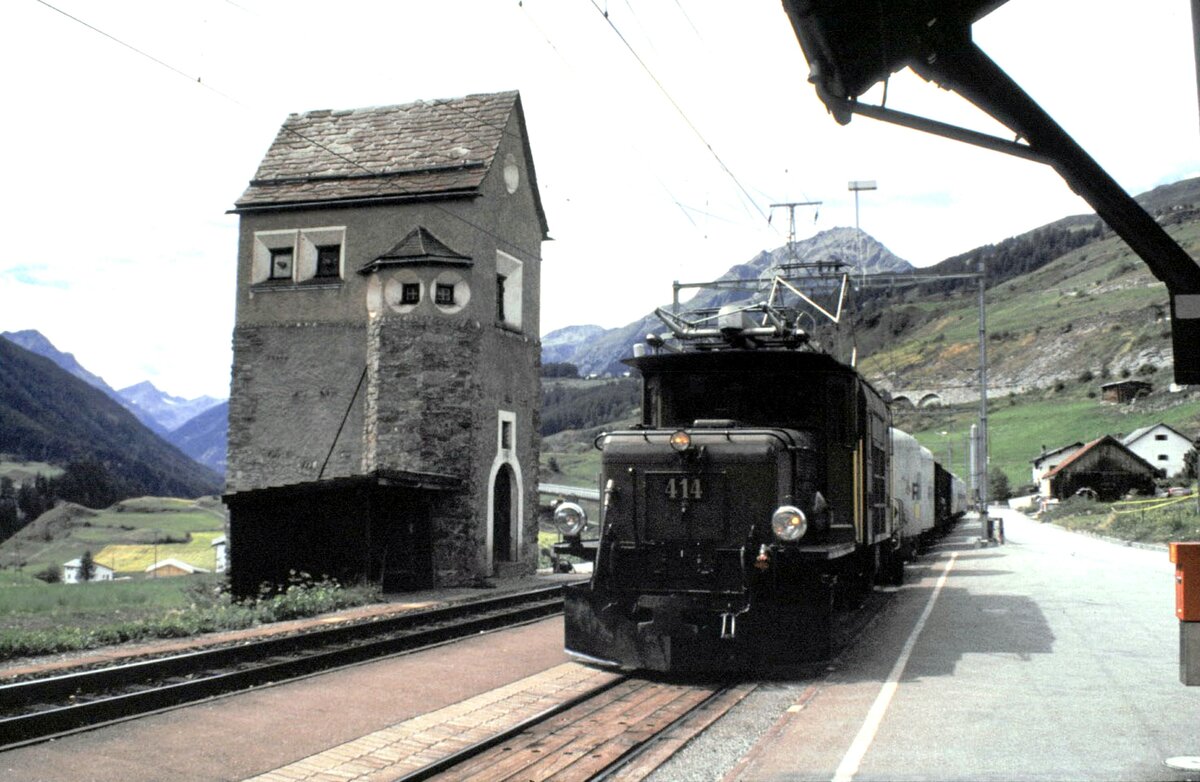 RhB Ge 6/6 I Nr.414 in Ardez im August 1990.