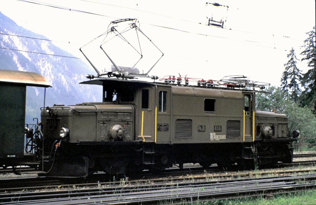 RhB Ge 6/6 I Nr.414 in Stugl im August 1989.