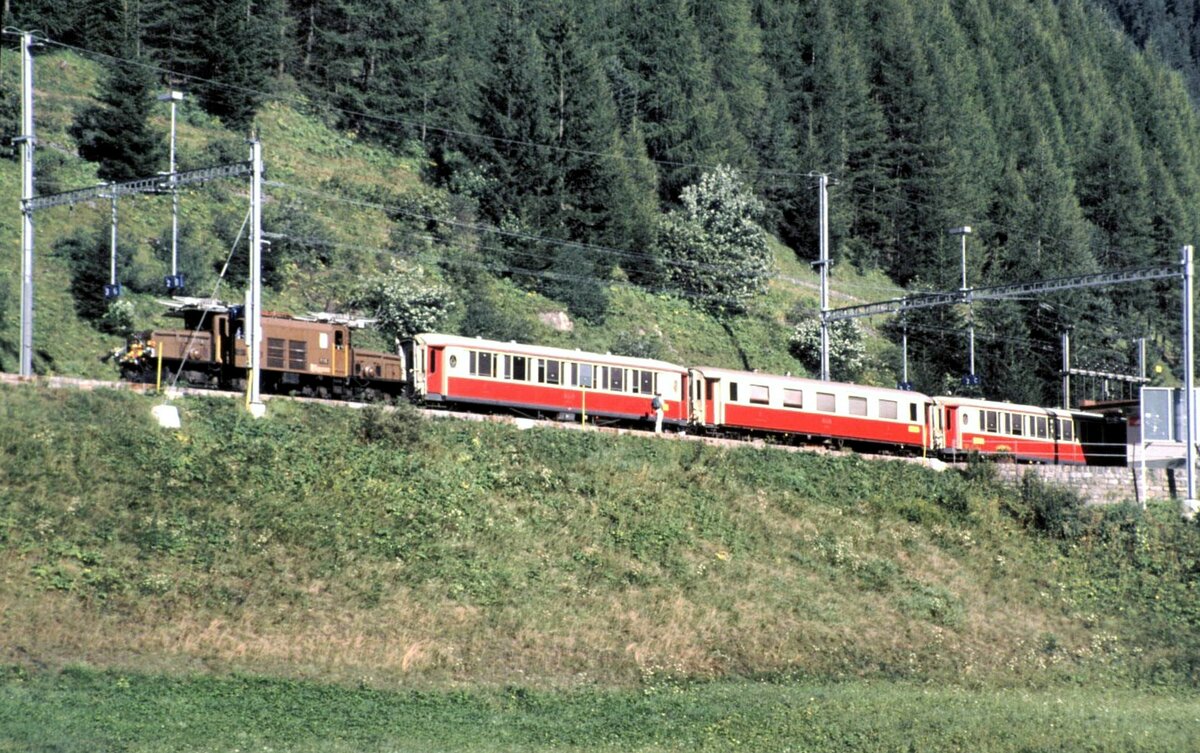 RhB Ge 6/6 I Nr.414 mit Pullman Salonwagen in Bergün im August 1990.