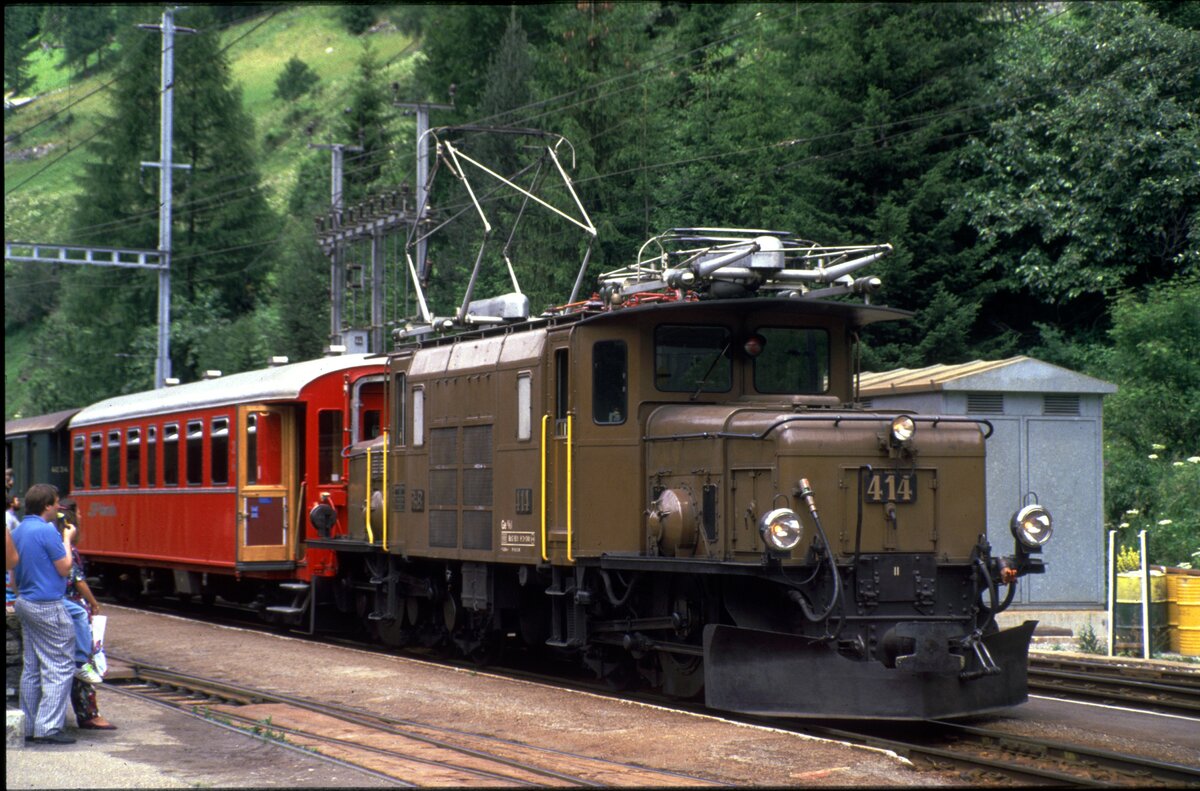 RhB Ge 6/6 I Nr.414 mit GmP in Bergün im August 1993.