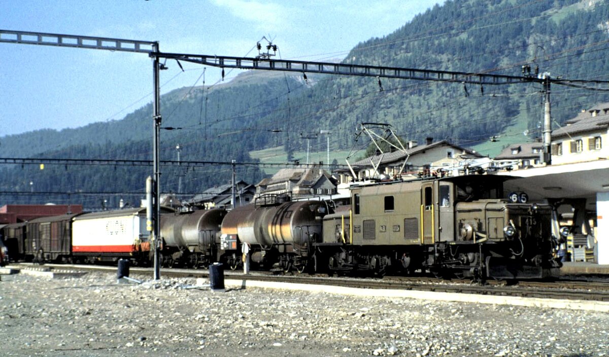 RhB Ge 6/6 I Nr.415 mit gemischtem Gterzug in Samedan im August 1990.