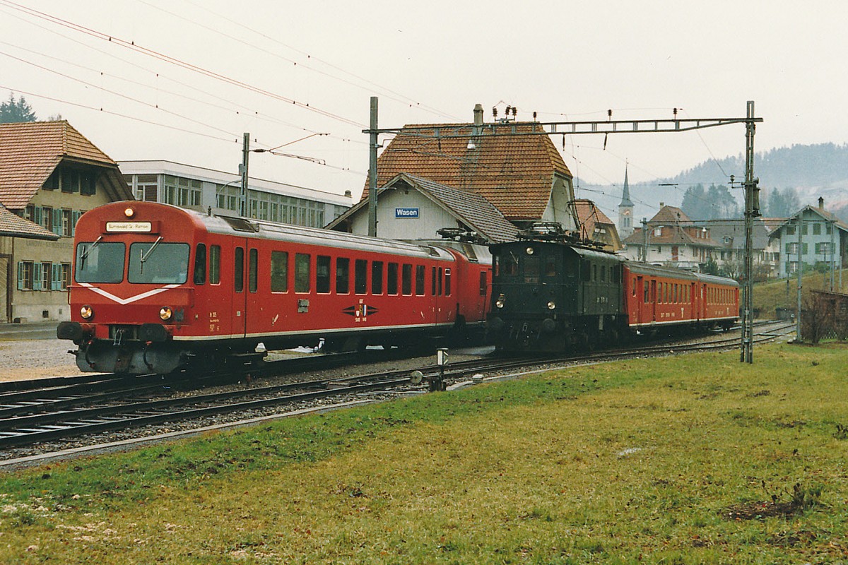 RM/VHB: Abschied von den RBDe 4/4-Pendel die während vielen Jahren das Bild der ehemaligen SMB, EBT, VHB, RM sowie seit der Fusion der BLS prägten. Sie wurden im Jahre 1973 in den Betrieb genommen. EBT 221-226, VHB 261 und SMB 281. Im März 1983 konnten gleich zwei Züge in Wasen fotografiert. Während der RBDe 4/4-Pendel den planmässigen Regionalzug führte, war die Be 4/4 mit einem Sonderzug unterwegs. Zwei Züge auf dem Endbahnhof Wasen konnten nur sehr selten beobachtet werden. Die Strecke Sumiswald-Grünen - Wasen wurde im Jahre 2009 auf Busbetrieb umgestellt.
Foto: Walter Ruetsch