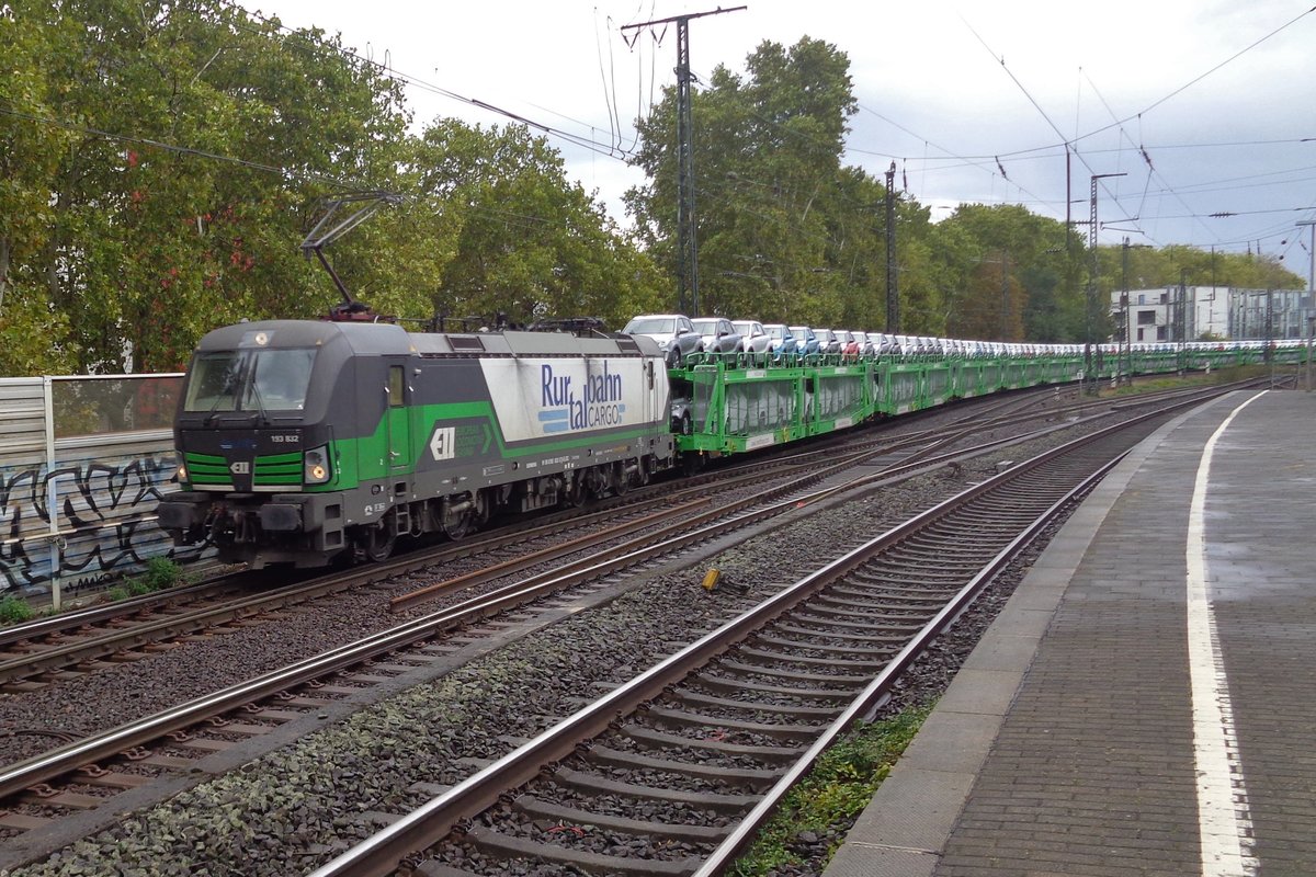 RTB 193 832 schleppt ein Autozug durch Köln Süd am 24 September 2018.