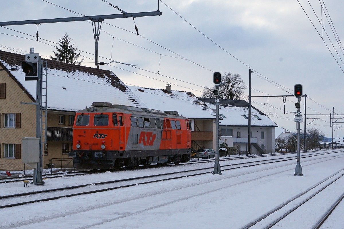 RTS: Am 4. Februar 2015 konnte per Zufall die RTS 2143 014 auf der Durchfahrt beim Bahnhof Niederbipp im Bilde festgehalten werden.
Foto: Walter Ruetsch