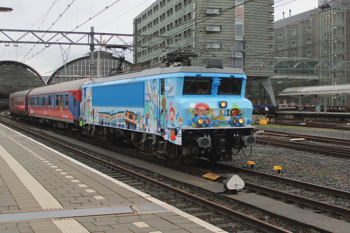 RXP hat deren 9902 eine ganz neue Farbgebung geschenckt, basiert auf das Thema eines Kinderbuchleins 'Tommy und Tess auf der Grosse Zugfahrt' und das msste natrlich prsentiert werden. RXP 9902 mit Sonderzug wurde beim ausfahren aus Amsterdam Centraal am 6.Jnner 2024 von Dtzende Fotografen auf den Chip gerettet. 