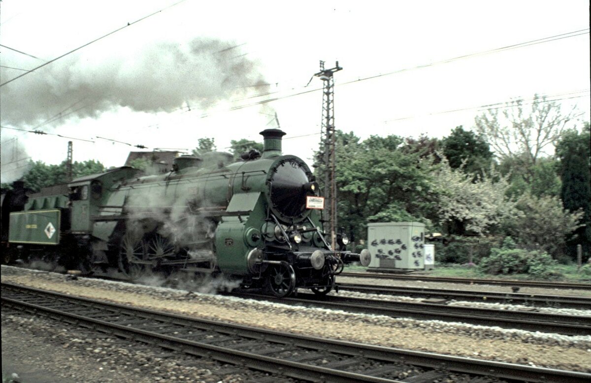 S 3/6 Nr.3673 startet gemeinsam mit 01 066 zur großen Deutschlandfahrt und fährt hier durch Ulm am 16.05.1996.