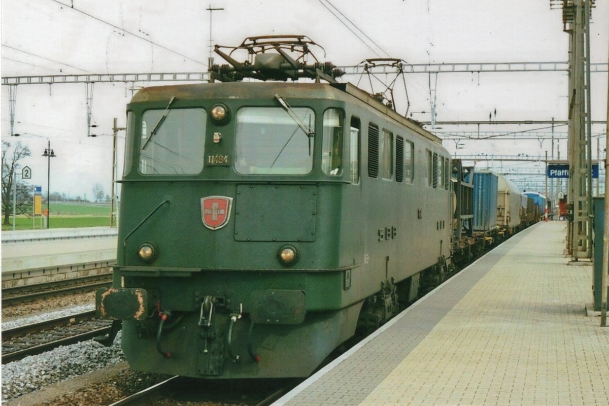 SBB 11484 durchfahrt Pfäffikon SZ am 23 Mai 2004. 