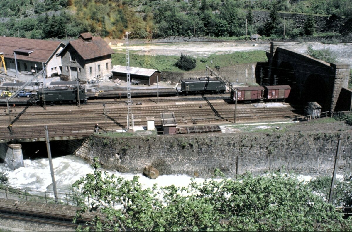 SBB 2x Ae 3/5 in Gschenen kurz vor der Einstellung der Autotransporte durch den Gotthard Eisenbahntunnel am 14.06.1980.