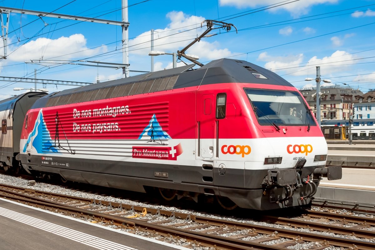 SBB 460 065 steht am 5 Juni 2015 in Luzern HB.