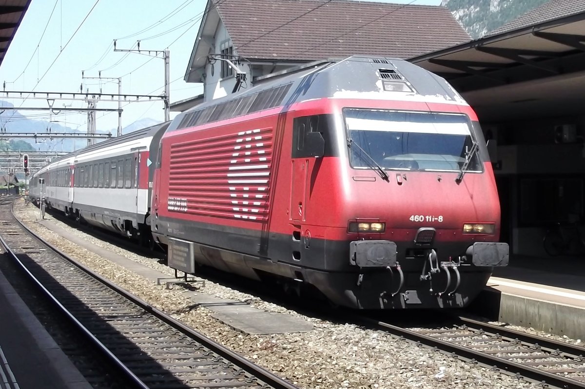 SBB 460 111 hält am 6 Juni 2015 in Erstfeld.