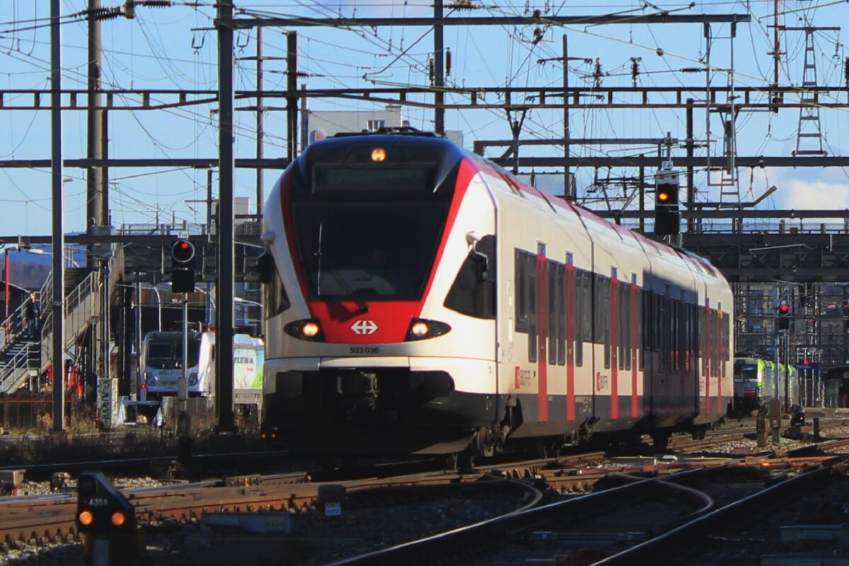SBB 523 036 verlasst Pratteln am 13 Februar 2024 als S-Bahn nach Basel SBB.