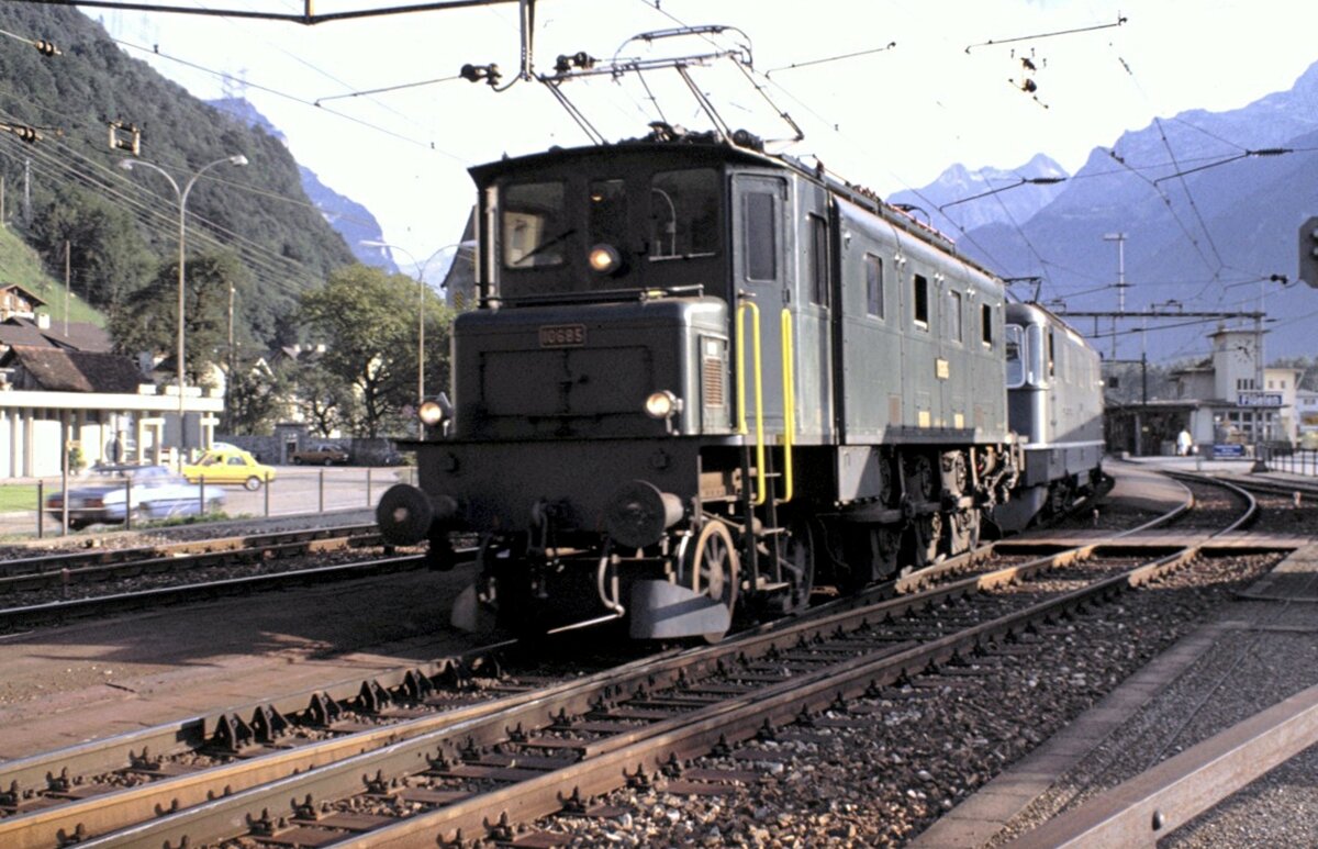 SBB Ae 3/6 I Nr.10 685 und Re 4/4 II in Doppeltraktion in Flüelen am 12.09.1980.