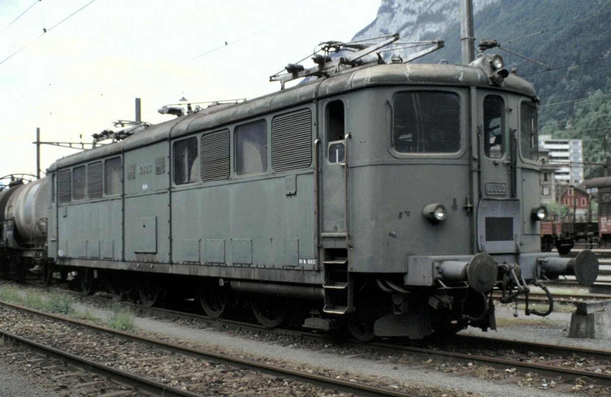 SBB Ae 4/6 Nr 10 803 in Erstfeld am 15.06.1980. Leider wurde keine dieser zuverlssigen robusten Loktype erhalten. Die 11 gebauten Maschinen waren alle dem Depot Bellinzona zugeteilt und hauptschlich fr Personenzge am Gotthard im Einsatz. Die Loks wurden von 1941 bis 1945 von SLM; BBC; MFO und SAAS gebaut, waren 17,26m lang und wogen zwischen 79 bis 83 t. Sie hatten 5540 PS und waren maximal125 km/h schnell.
