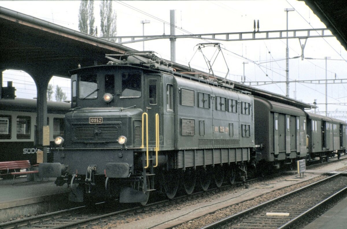 SBB Ae 4/7 Nr.10 952 mit Postzug in Rapperswil am 17.06.1980.