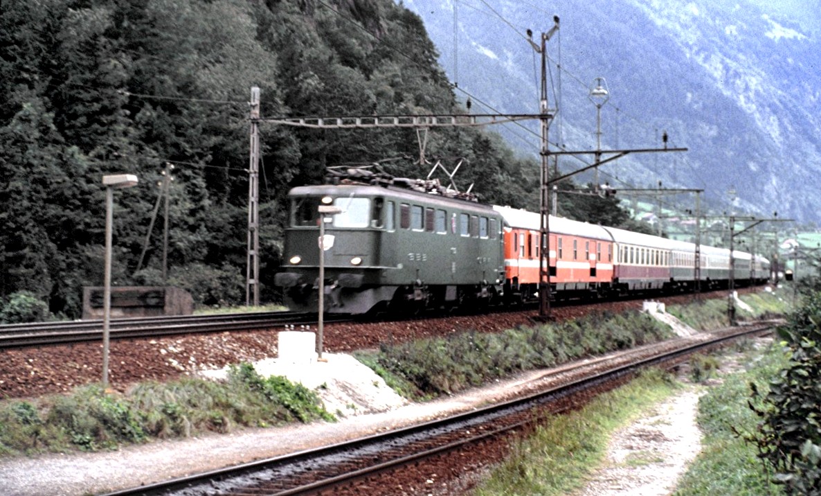 SBB Ae 6/6 mit D-Zug bei Erstfeld, mit IC-Wagen, einem bunten Mix aus FS, DB und SBB-Wagen am 21.09.1981.