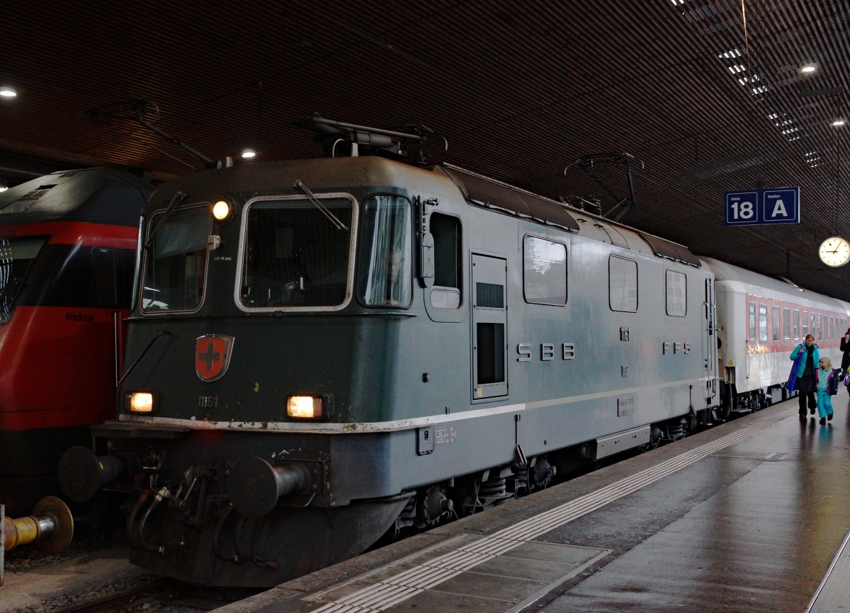 SBB: Am 23. Januar 2016 brachte die Re 4/4 11161 den Nachtzug nach Zürich HB. Die Aufnahme der sehr seltenen Zugskomposition mit der letzten grünen Re 4/4 von SBB Personenverkehr entstand kurze Zeit nach deren Ankunft auf Gleis 18.
Foto: Walter Ruetsch