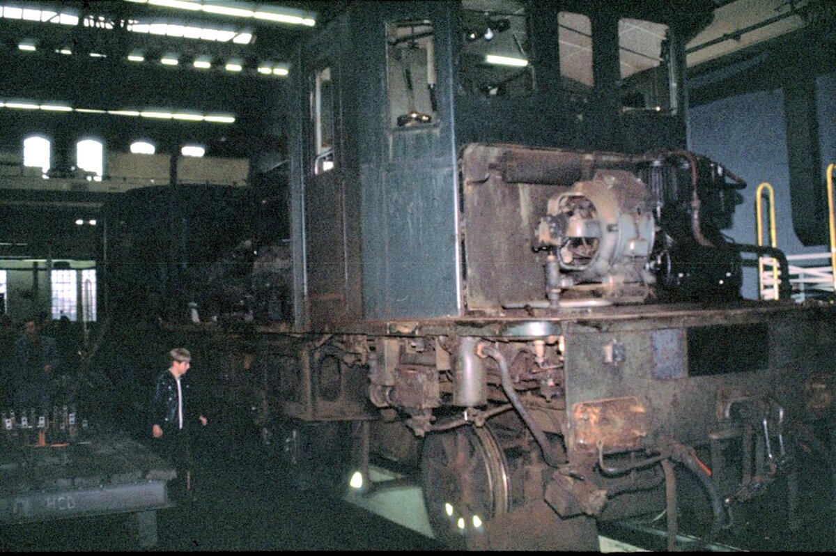 SBB Betriebswerkstatt Zürich, Tag der offenen Tür am 25.10.1980. Aufarbeitung einer Ae 4/7 - Lokkasten mit abgebauten Vorbauten und Seitenteilen.