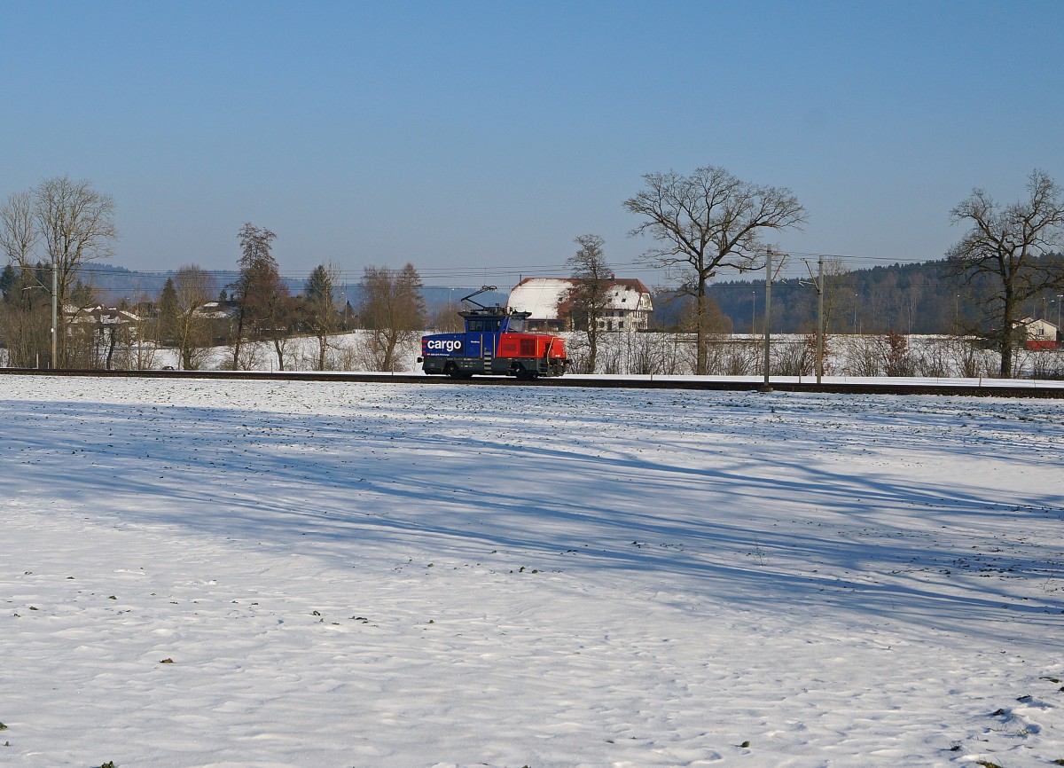 SBB Cargo: Lokzug unterwegs bei Langenthal am 11. Februar 2015 mit der neusten und modernsten Zweikraft-Lokomotive (Eem) der Schweiz.
Foto: Walter Ruetsch