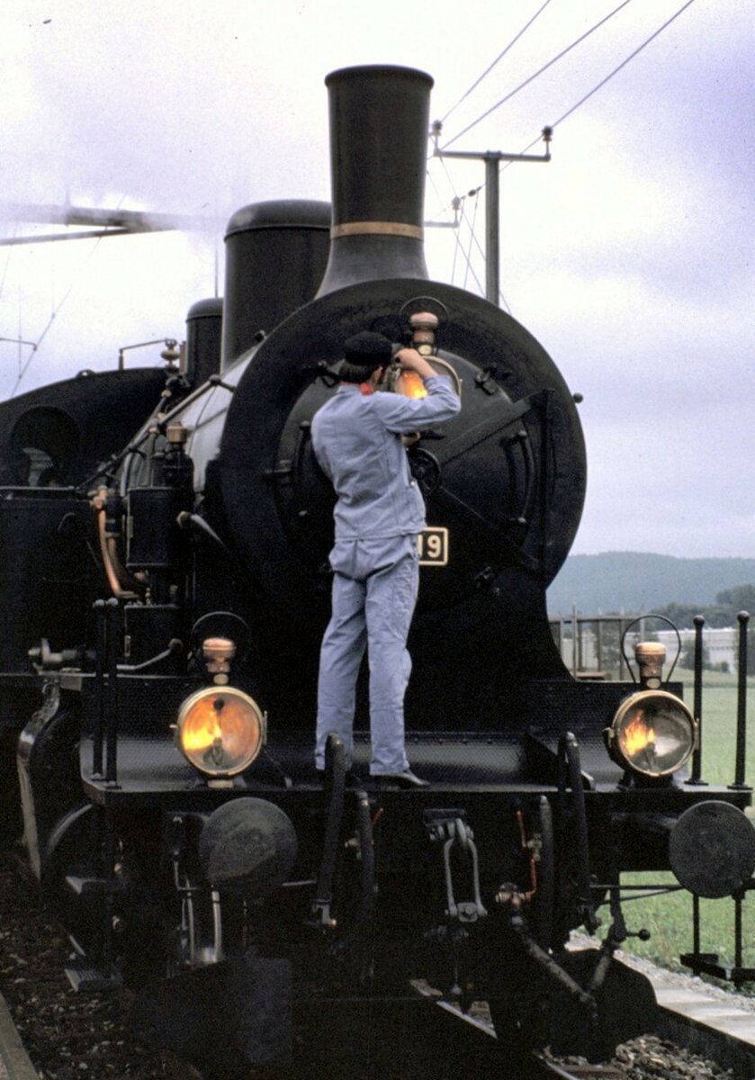 SBB Eb 3/5 Nr.5819 in Elgg bei einer Dampfsonderfahrt am 16.08.1980. Der Lokführer sorgt für die richtige Frontbeleuchtung der Dampflok.