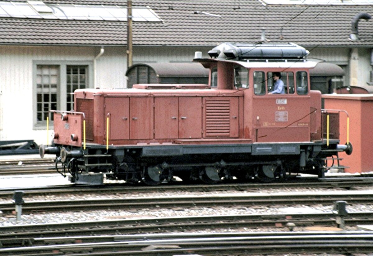 SBB Em 3/3 Nr18 828 mit Kuppelstangen in Olten am 15.08.1980.