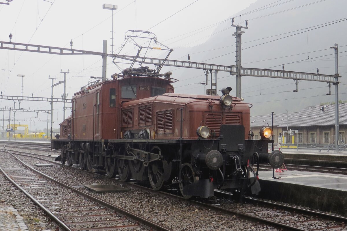 SBB Krokodil 14253 trotzt am 19 September 2021 der Regenfall in Erstfeld whrend der Erstedition von die Gottharder Bahntage.