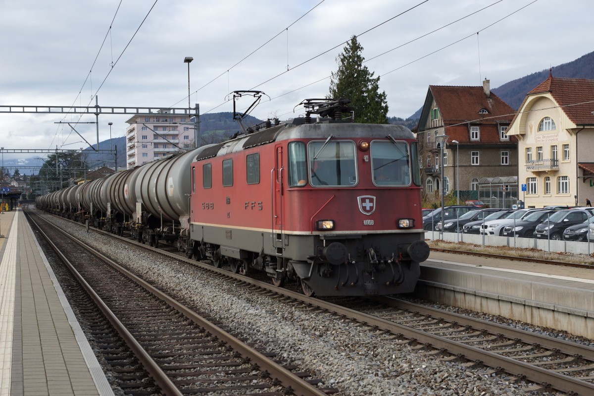 SBB: Langer Kesselwagenzug mit der Re 4/4 11168 anlsslich der Bahnhofsdurchfahrt Grenchen Sd am 1. Dezember 2015.
Foto: Walter Ruetsch