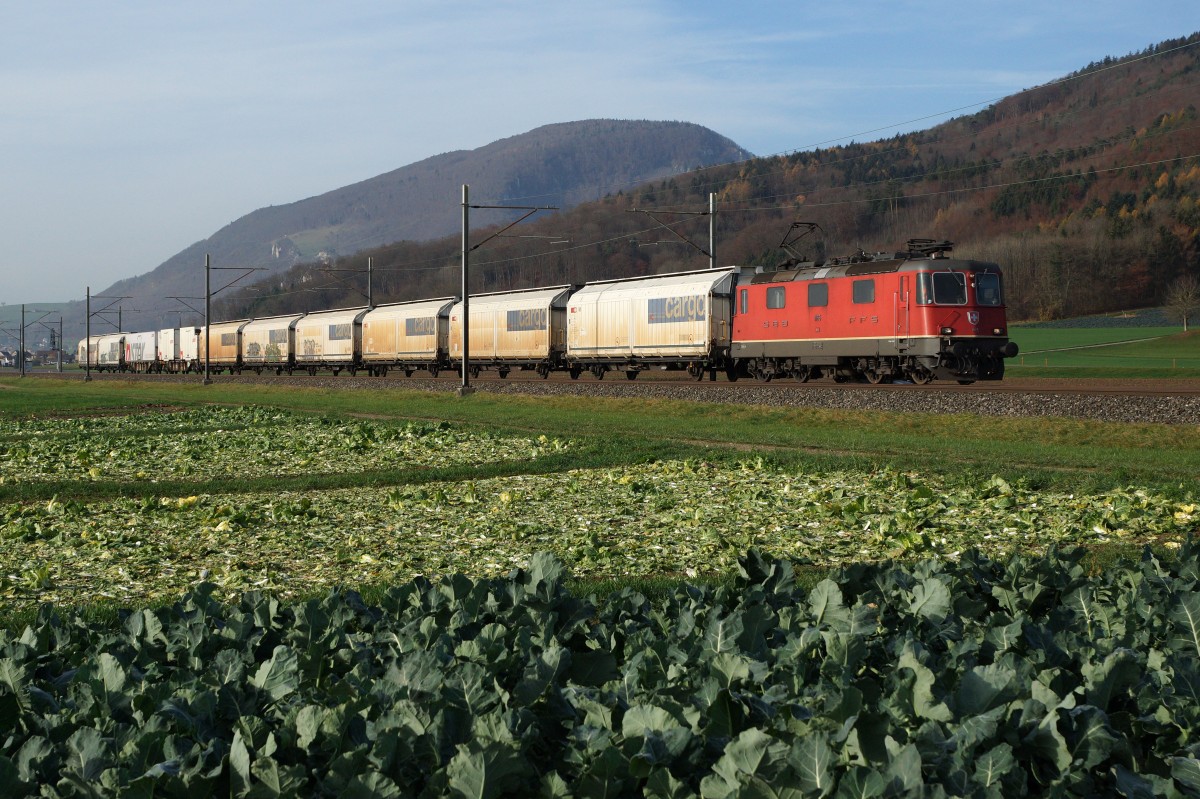 SBB: Lebensmittelzug mit der Re 4/4 II 11185 im solothurnischen Gu unterwegs am 16. November 2015.
Foto: Walter Ruetsch 