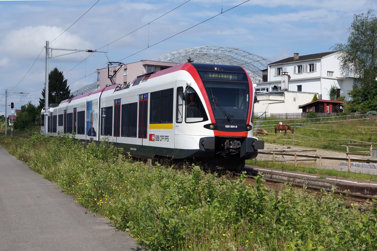 SBB: RABe 520 004-8 als Regionalzug Zofingen-Lenzburg unterwegs bei Klliken am 2. Juni 2015. Die Serie 520 00-016 aus dem Jahre 2002 wird ebenfalls auf der von den Bahnfotografen kaum beachteten Seetallinie Lenzburg-Luzern eingesetzt.
Foto: Walter Ruetsch