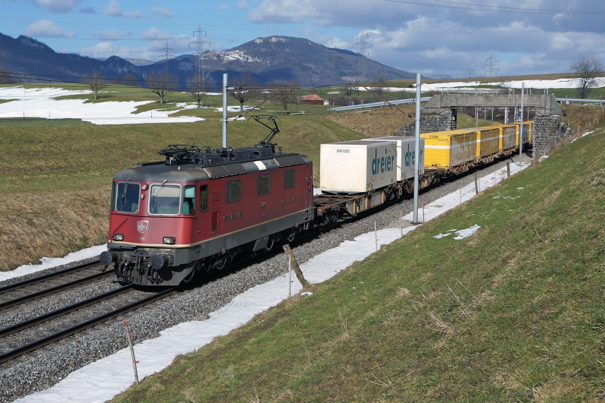 SBB: Re 4/4 11295 mit einem Containerzug zwischen Niederbipp und Wangen an der Aare am 25. Februar 2015.
Foto: Walter Ruetsch