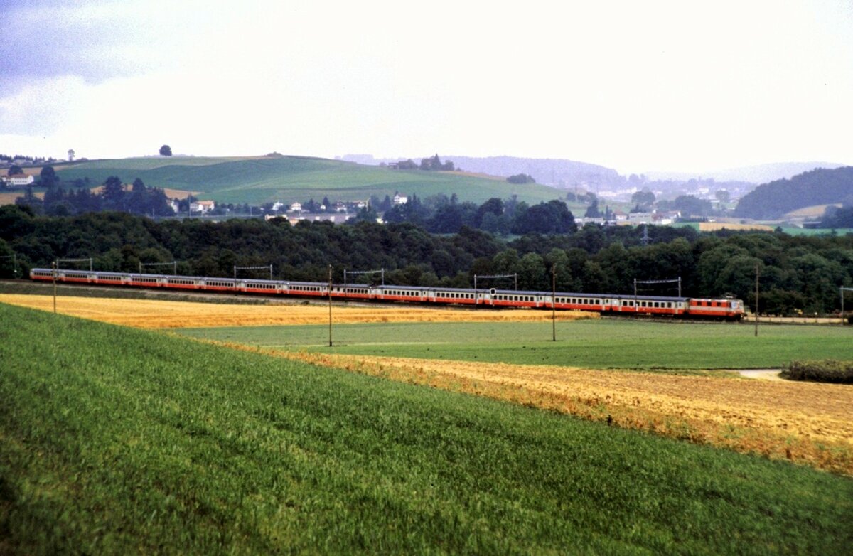 SBB Re 4/4 II City Swiss Express bei Fribourg am 25.08.1984.