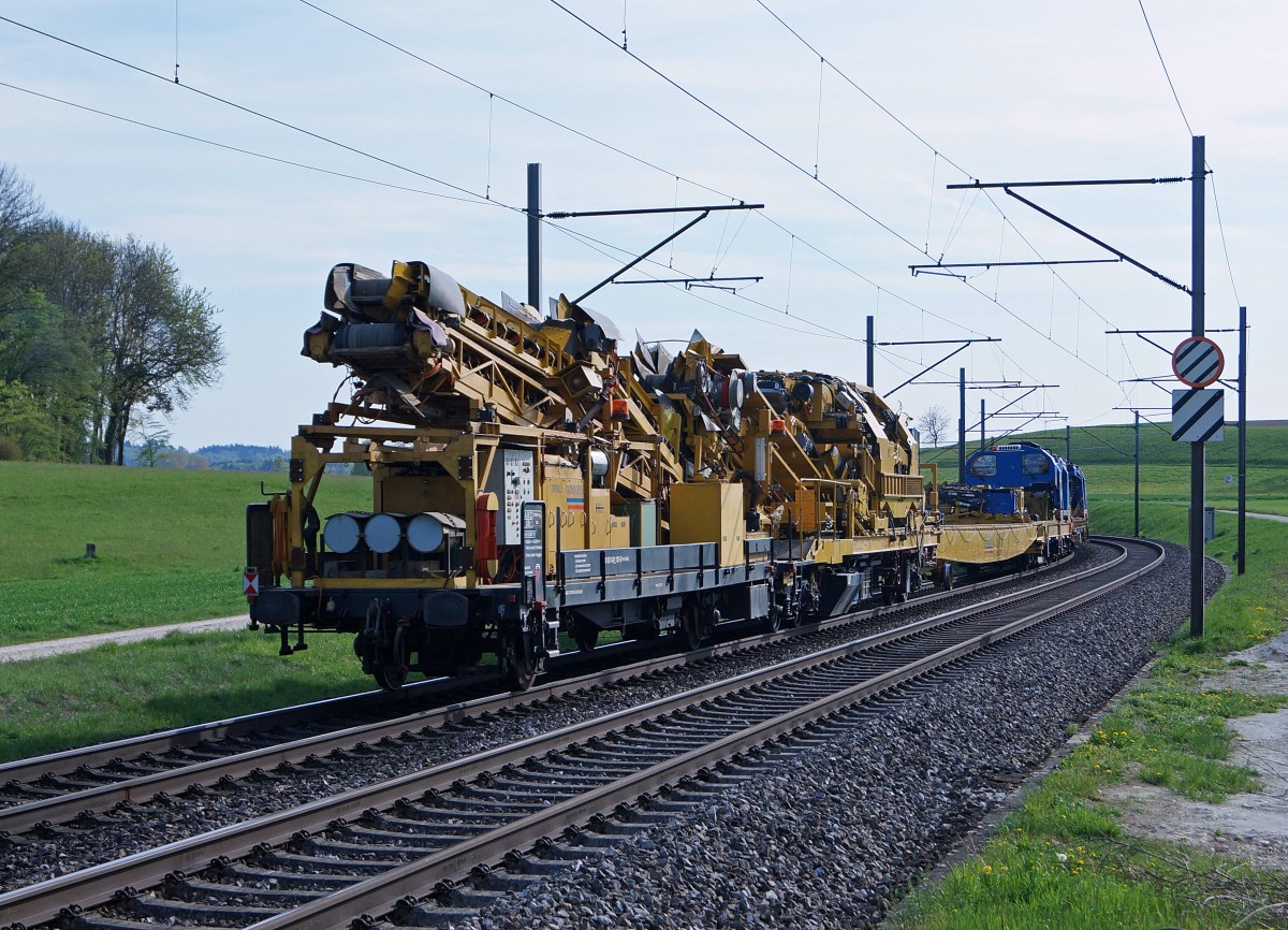 SBB: Re 4/4 II mit nicht alltglicher Gterlast. Aufgenommen wurde die Spitze sowie der Schluss des Zuges bei Niederbipp am 24. April 2015.
Foto: Walter Ruetsch