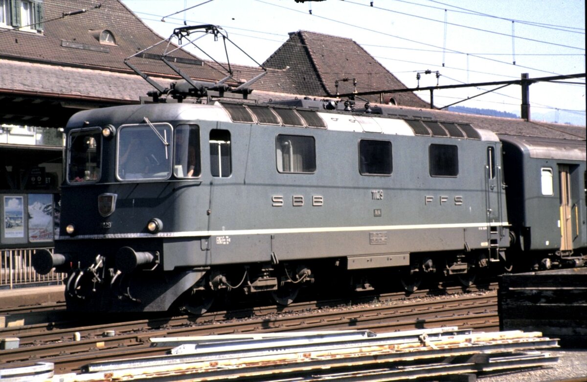 SBB Re 4/4 II Nr. 11 129 mit einem Pantographen in Langenau (CH) am 24.08.1980.