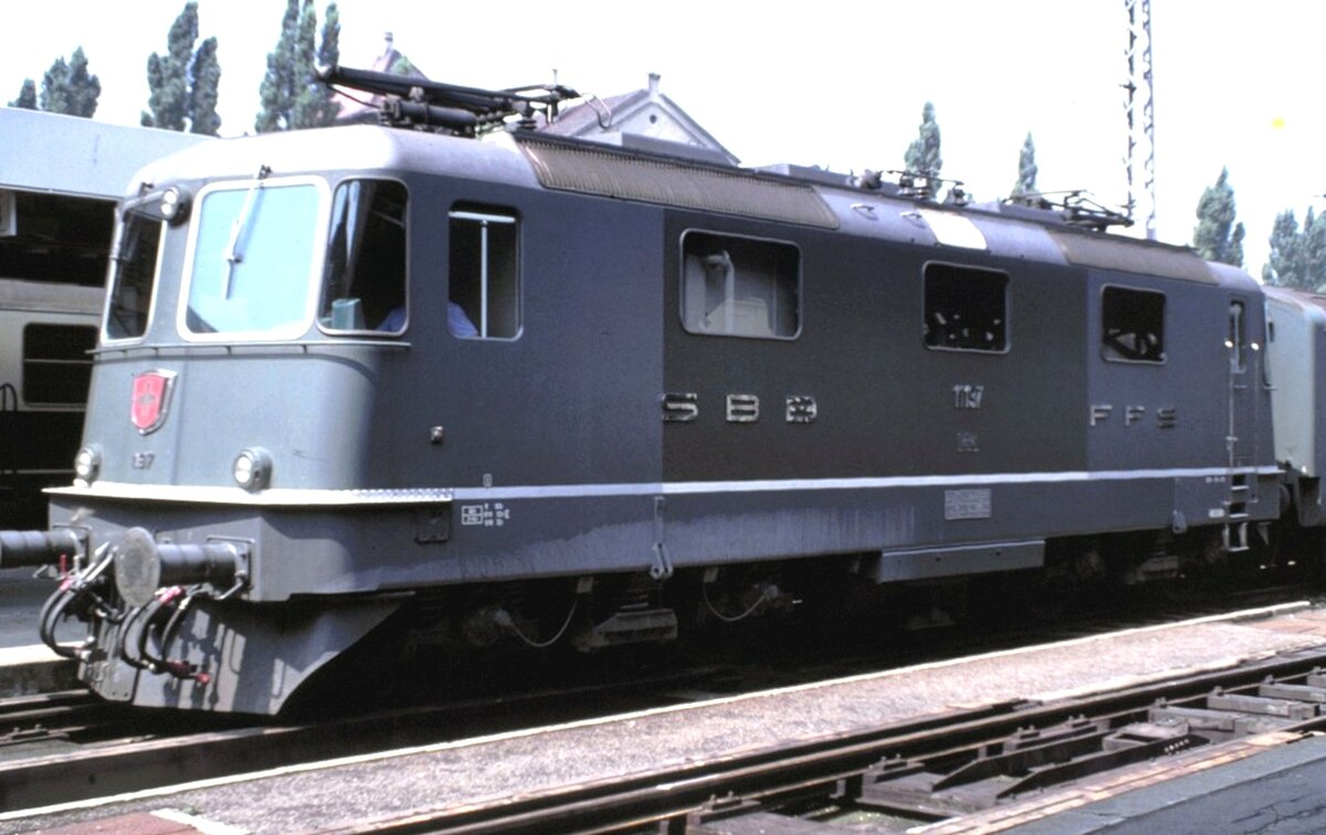 SBB Re 4/4 II Nr.11 197 mit breitem DB-fähigen Stromabnehmerwippe in Lindau Hafen am 15.08.1978.
