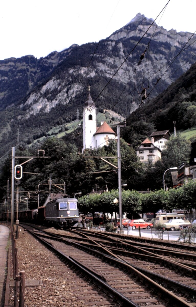 SBB Re 6/6 mit Gterzug in Flelen am 11.09.1980. Da der Zug sich bereits auf der linken Fahrspur befindet, bentigt er die Spurwechsel-Anlage nicht.