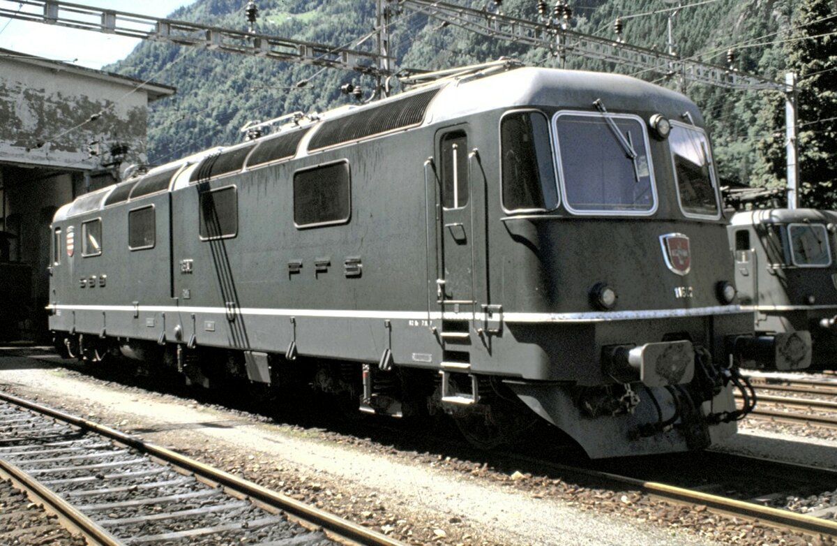 SBB Re 6/6 Nr. 11 602 Prototyp mit geteiltem Gehäuse in Erstfeld am14.06.1980.