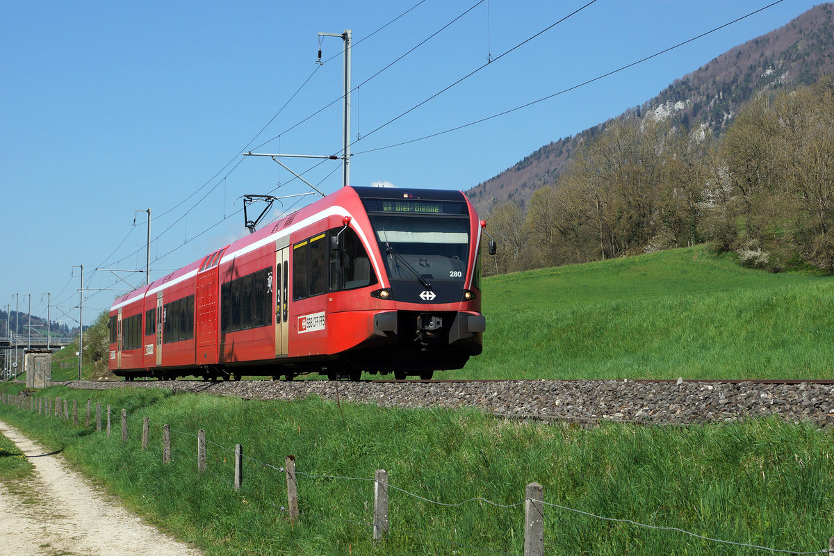 SBB: RE nach Biel mit dem  RABe 526 Stadler GTW 280 ehemals RM/BLS im Berner-Jura am 19. April 2016.
Foto: Walter Ruetsch 