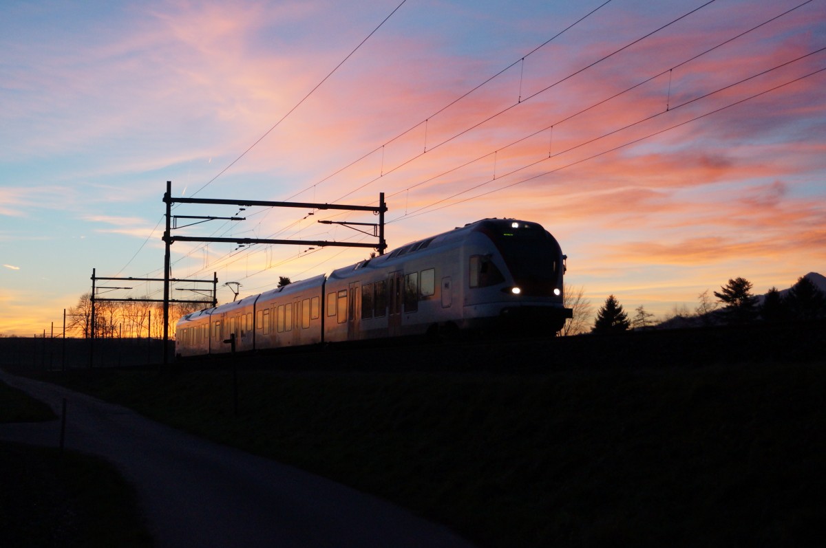 SBB: Regionalzug Biel-Olten in der Abenddämmerung bei Niederbipp am 22. Dezember 2014.
Foto: Walter Ruetsch